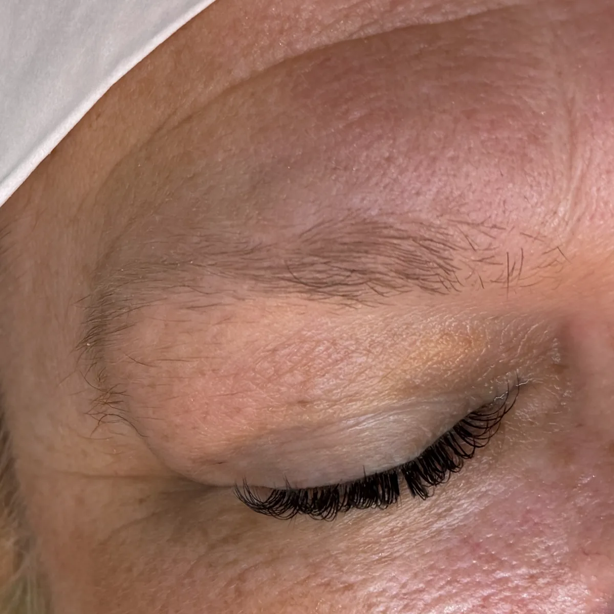 Vorher: natürliche, ungeformte Augenbraue vor dem Browlifting bei cam.lashbar Hannover