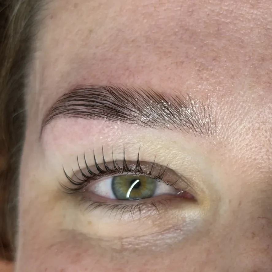 Dieselbe Kundin nach dem Perfect Eye Package: definierte Braue und gelifteter Wimpernkranz