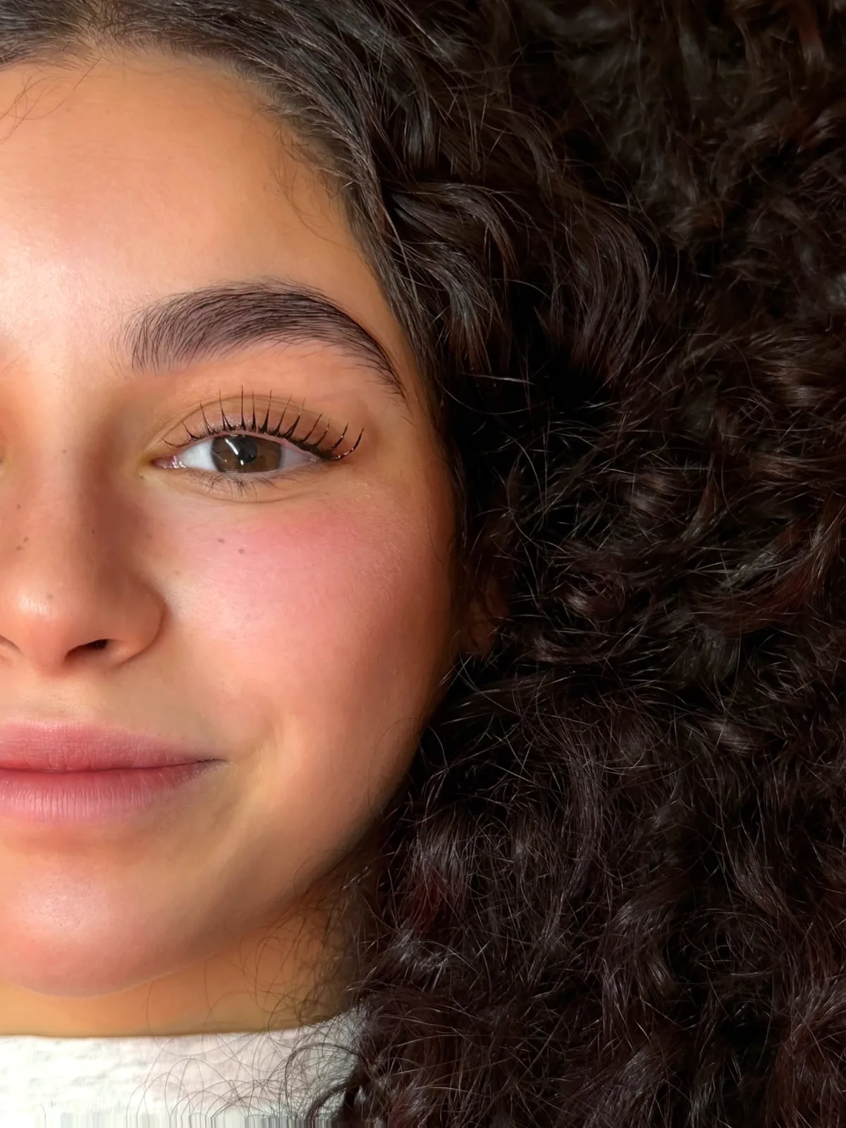 Korean Lashlifting Ergebnis bei einer Kundin mit dunklen Locken in Hannover