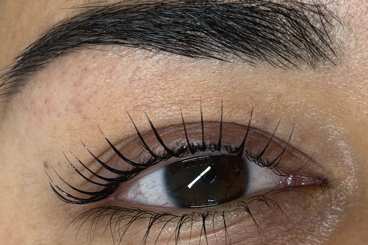 Nachher: gelifteter, gefärbter Wimpernkranz nach dem Korean Lashlifting