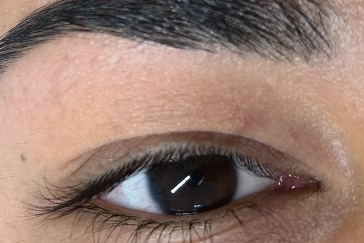 Vorher: gerade, ungefärbte Naturwimpern