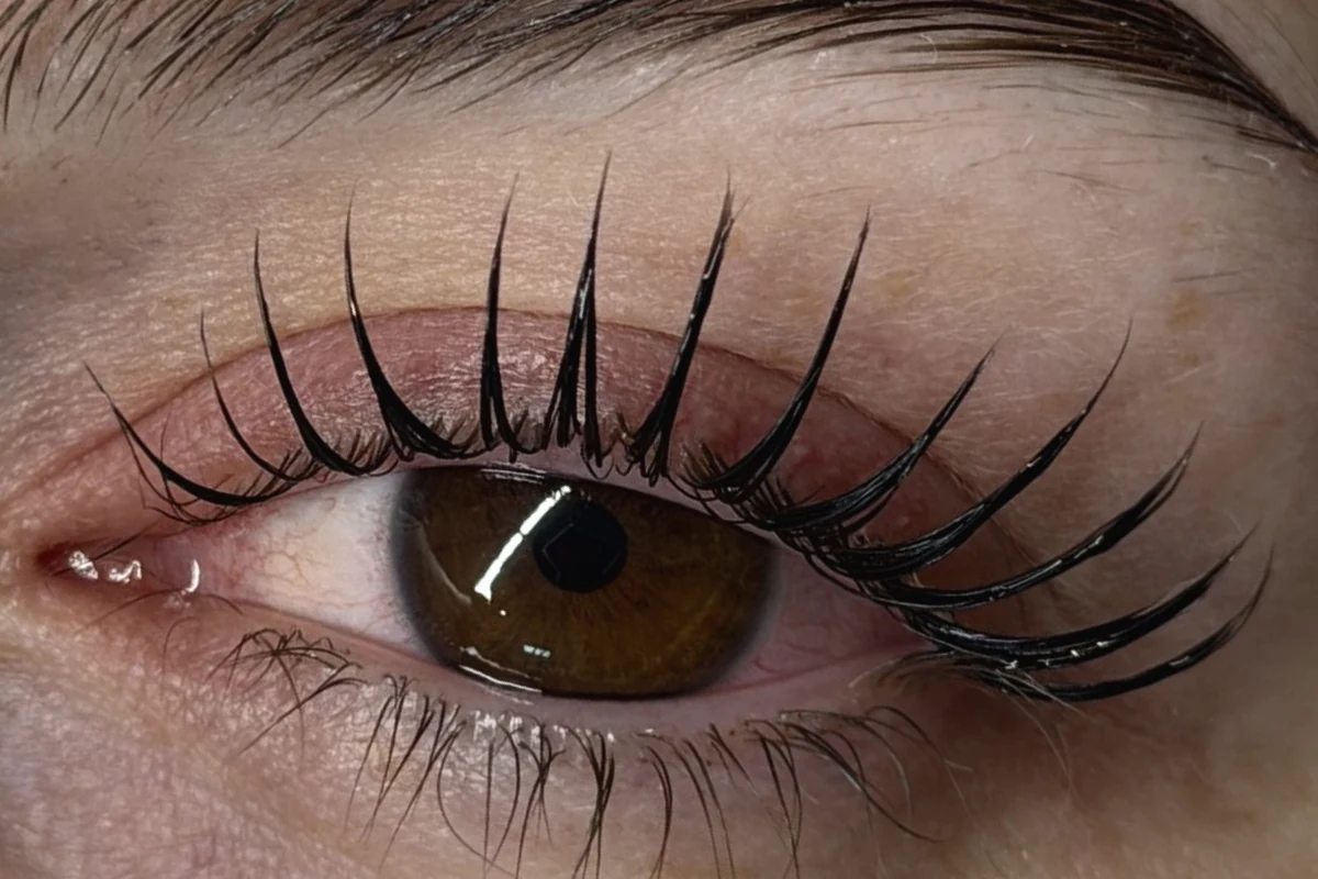 Nachher: sehr lange Naturwimpern nach dem Korean Lashlifting, sauber angehoben