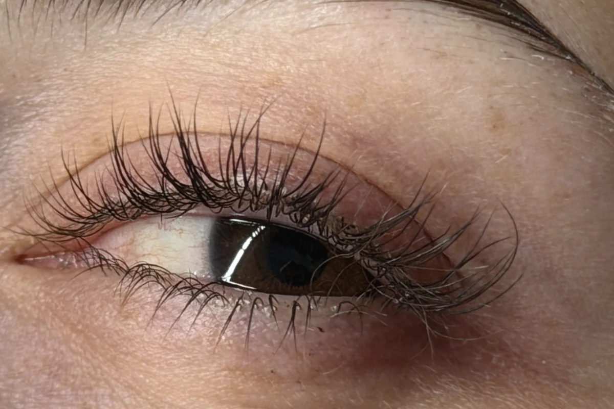 Vorher: sehr lange, ungeliftete Naturwimpern