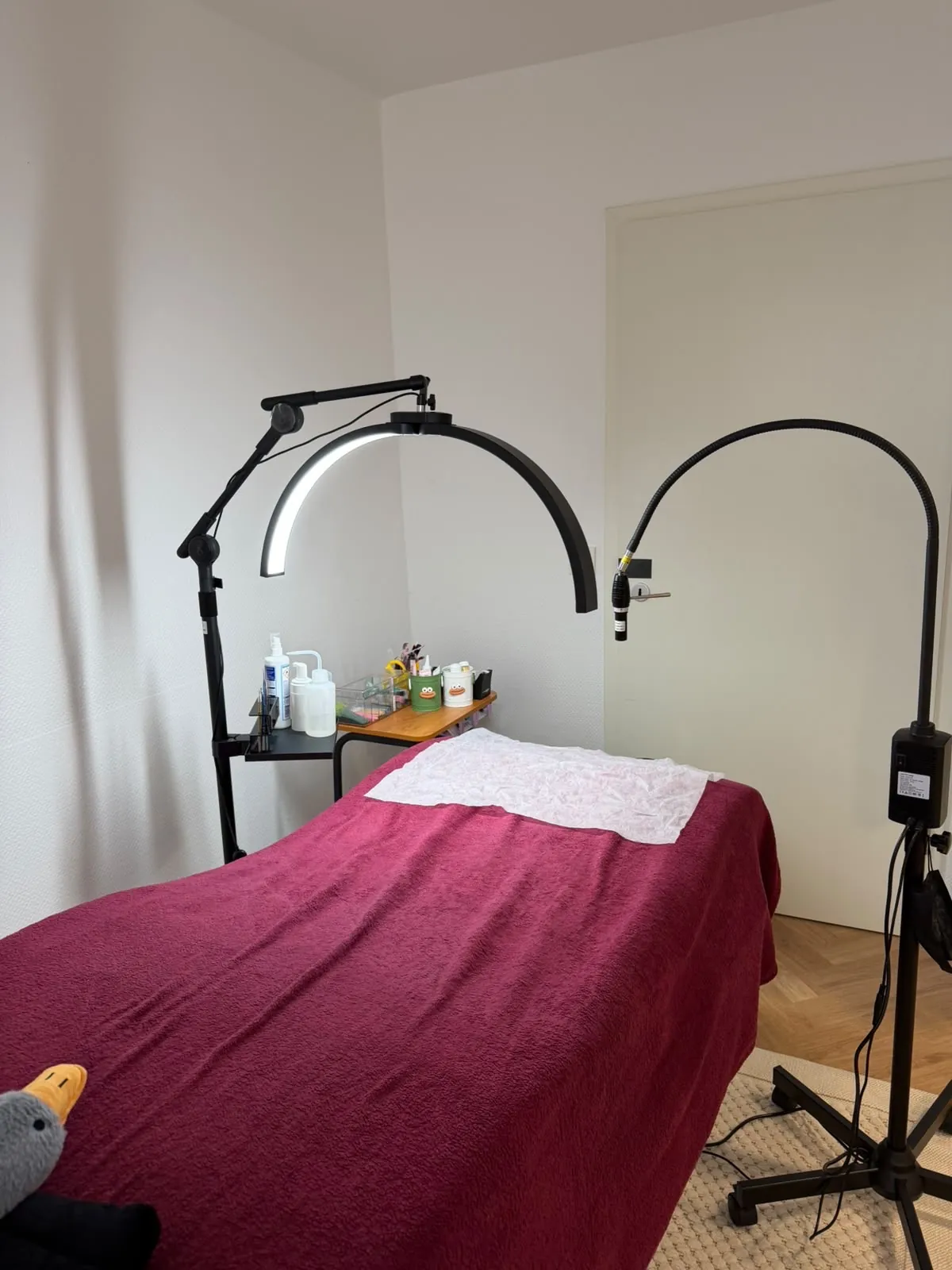 Behandlungsraum mit professioneller Halbmond-Lashlampe und vorbereiteter Liege