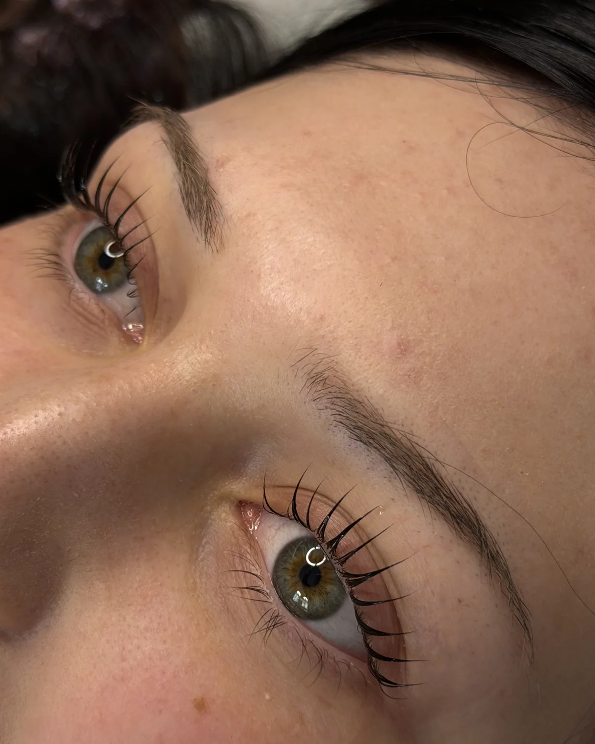Korean Lashlifting Ergebnis an beiden Augen – gleichmäßig geliftete Naturwimpern bei cam.lashbar Hannover