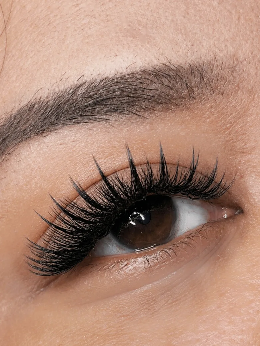 Hybrid Lash Set – Wimpernverlängerung mit weichem Volumen bei cam.lashbar in Hannover