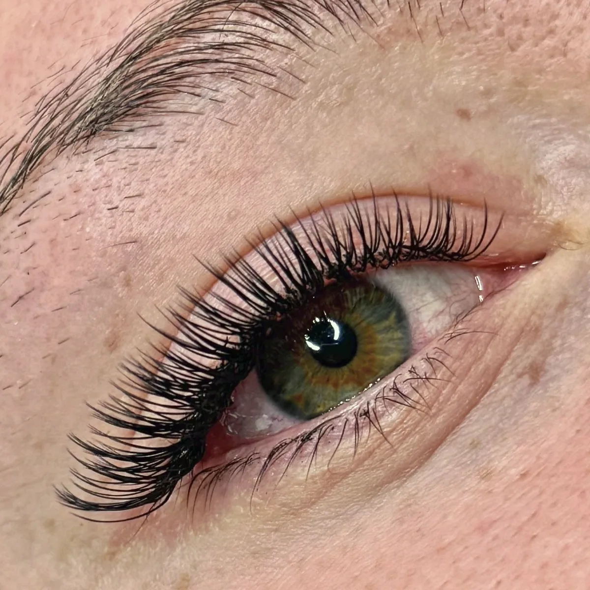 Classic 1:1 Wimpernverlängerung – pro Naturwimper eine Extension, natürlicher „wie getuscht“-Effekt bei cam.lashbar Hannover